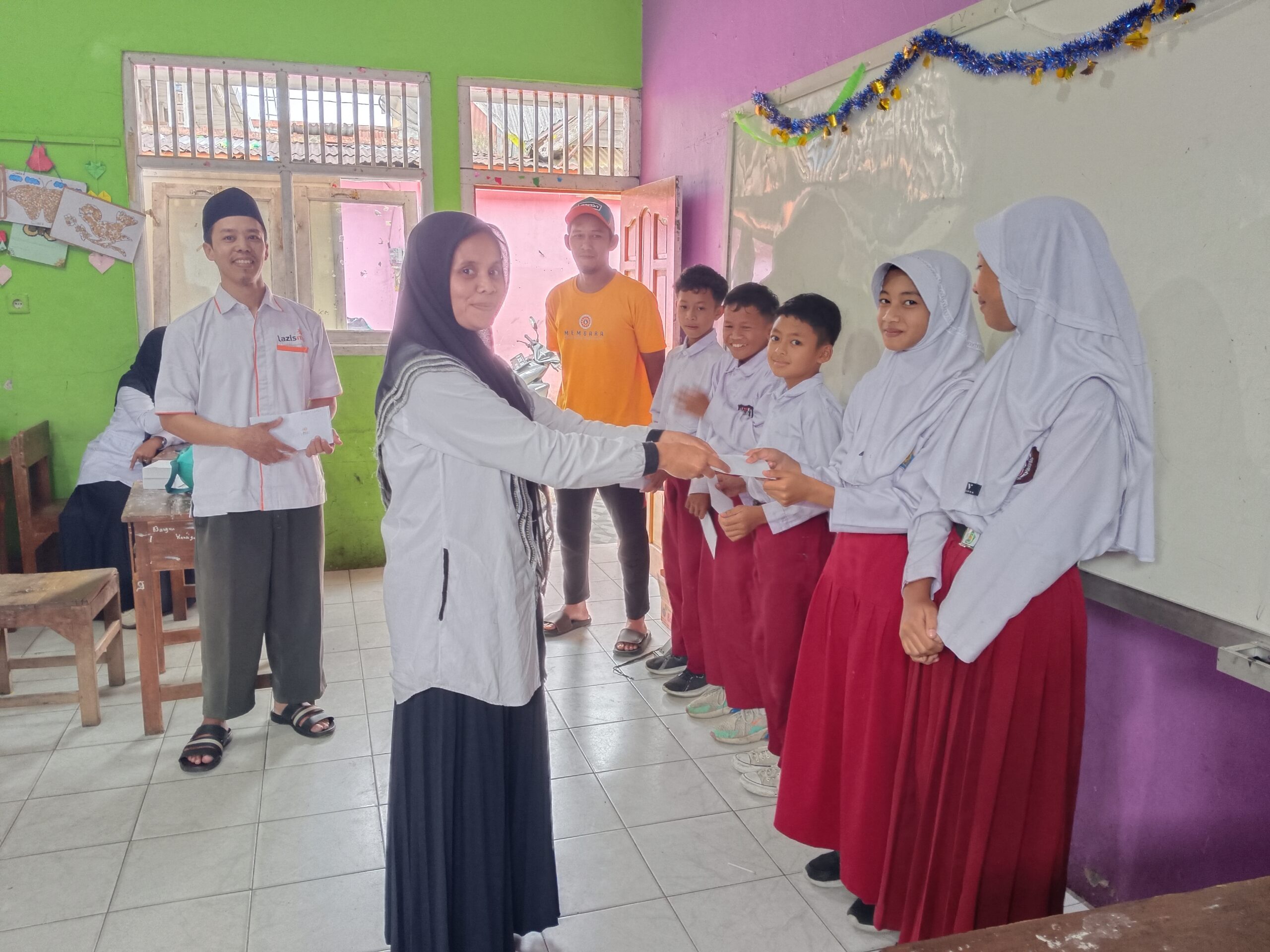 Lazismu KL Wanayasa Berikan Beasiswa Mentari Kepada 5 Murid Berprestasi MIM Wanayasa yang mengikuti KEJURDA TAPAK SUCI di Banjarnegara