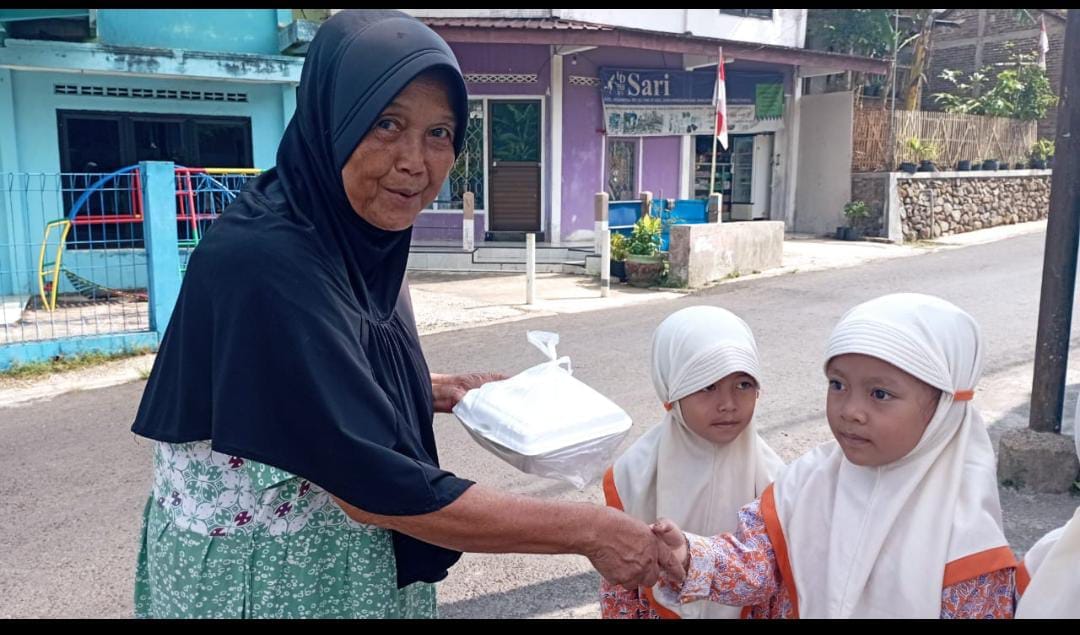 Jumat Berkah, 60 Siswa BA ‘Aisyiyah 1 Argasoka Bagikan Nasi Bungkus