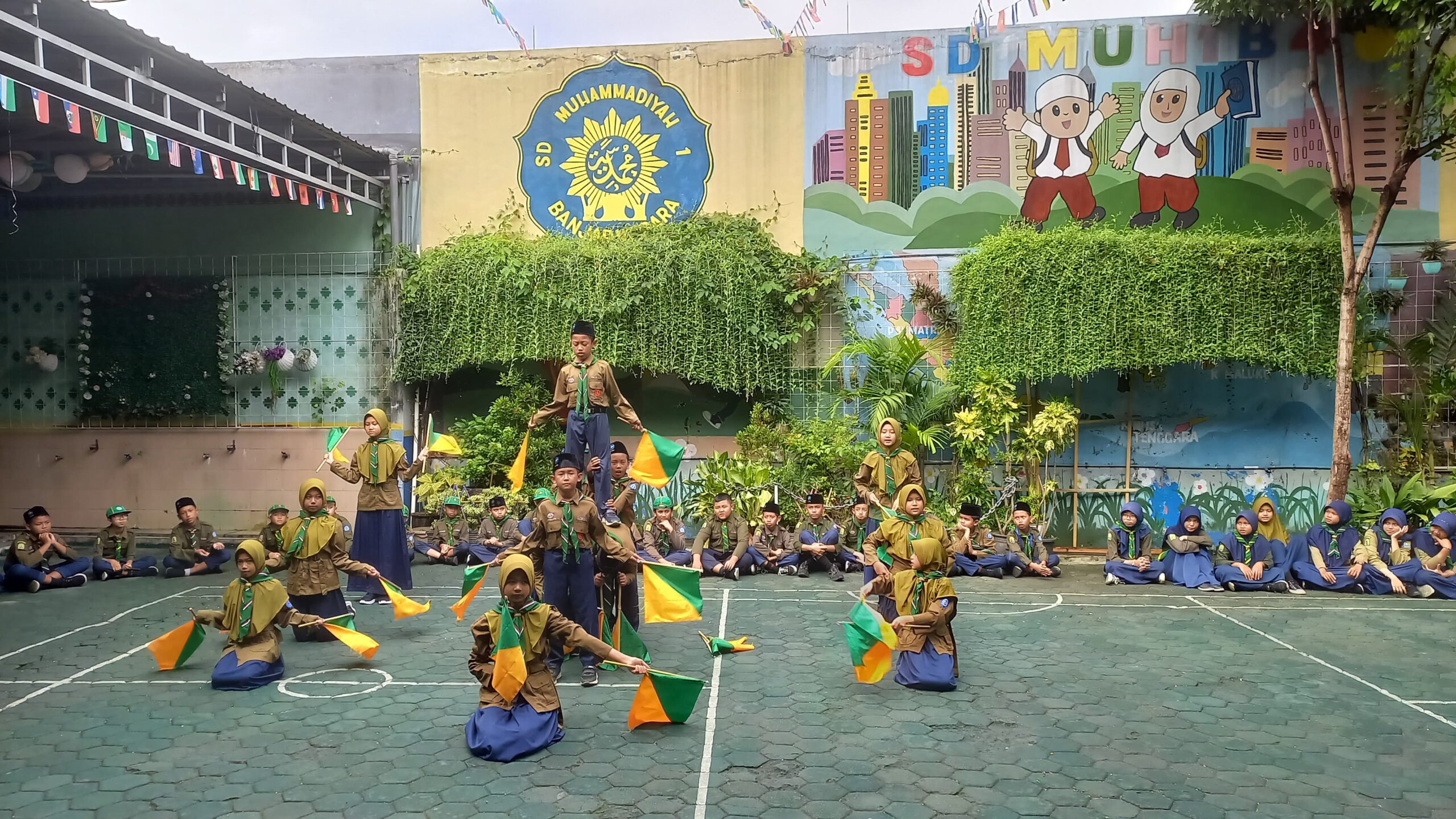 Tampil Beda, SD MUH1B4 SAMBUT MILAD HW Ke-105 Dengan Parade Semaphore dan Marching Band