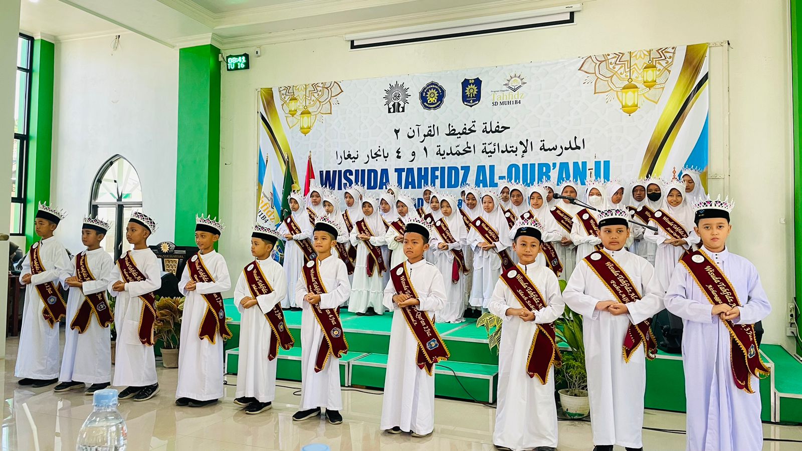 Penuh Haru, Siswa SD MUH1B4 Diwisuda Tahfidz dan Sematkan Mahkota untuk Orangtuanya