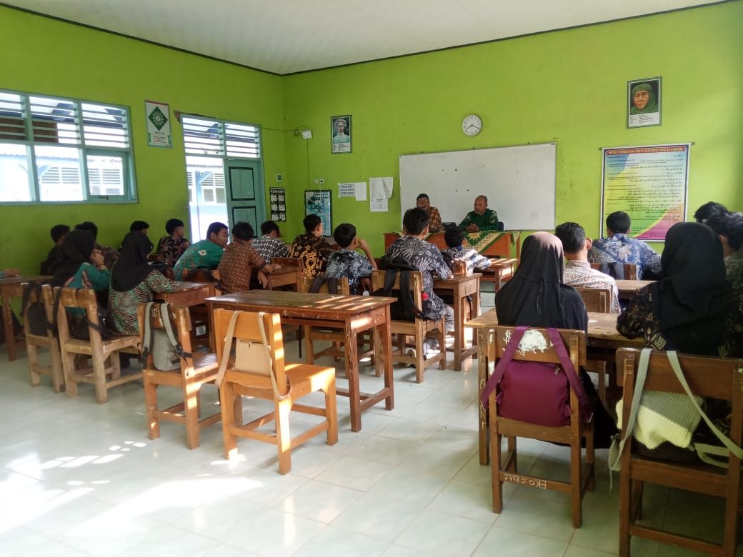 Pembekalan Siswa Kelas IX SMP Muhammadiyah Purwareja Klampok Sebagai Sarana Pengkaderan Dan Motivasi Berorganisasi.