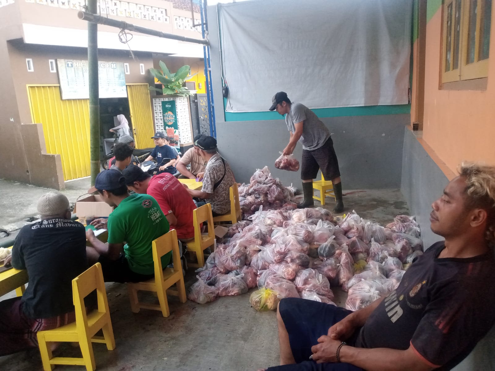 Kuatkan Kepedulian Sosial, PCM Pagentan Bagikan 1.175 Daging Qurban