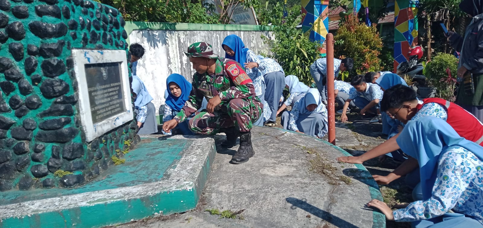 Jas Merah! Pelajar Muhammadiyah dan TNI Kalibening Banjarnegara Bersihkan Bukti Sejarah